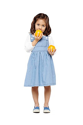 포토 JPG 스튜디오촬영 전신 외국인 해외기획촬영 라이프스타일 웰빙 2012년태국 원피스 여자 어린이라이프 어린이 음식 오렌지 과일 자연 실내 건강 한명 서기 들기 누끼 사람 소녀 앞모습 농작물 치마 귀여움 환경 유치원 유치원생 신선 친환경 유기농 여자만 여자한명만 어린이만 소녀만 소녀한명만 국내포토 1 옷 교육 뷰포인트 컨셉 농업 모션 하의 인종 내부 생활 생태계 파일형식