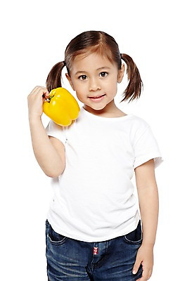 포토 JPG 스튜디오촬영 외국인 해외기획촬영 라이프스타일 웰빙 2012년태국 여자 어린이라이프 어린이 음식 채소 자연 양갈래머리 파프리카 실내 건강 한명 서기 미소 웃음 들기 누끼 사람 소녀 상반신 앞모습 농작물 귀여움 환경 유치원 유치원생 반팔티셔츠 청바지 신선 친환경 유기농 채식 여자만 여자한명만 어린이만 소녀만 소녀한명만 국내포토 1 헤어스타일 교육 뷰포인트 컨셉 티셔츠 농업 바지 모션 표정 인종 내부 생활 생태계 파일형식