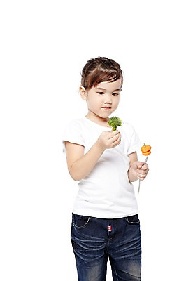 포토 JPG 스튜디오촬영 외국인 해외기획촬영 라이프스타일 웰빙 2012년태국 여자 어린이라이프 어린이 음식 포크 채소 자연 실내 건강 한명 서기 들기 누끼 사람 소녀 앞모습 귀여움 환경 유치원 유치원생 당근 반팔티셔츠 청바지 브로콜리 먹기 친환경 유기농 채식 편식 여자만 여자한명만 어린이만 소녀만 소녀한명만 국내포토 1 식기 교육 뷰포인트 컨셉 티셔츠 바지 모션 뿌리채소 인종 내부 생활 생태계 식생활 파일형식