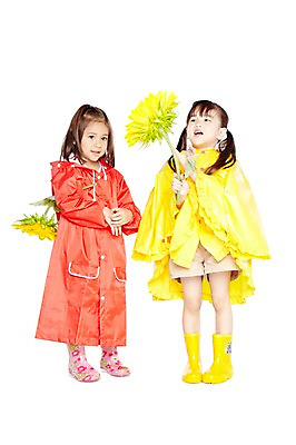 포토 JPG 스튜디오촬영 전신 외국인 식물 해외기획촬영 라이프스타일 2012년태국 계절 여자 꽃 어린이라이프 어린이 날씨 해바라기 실내 장화 서기 미소 웃음 들기 누끼 사람 소녀 두명 앞모습 여름 친구 귀여움 유치원 유치원생 비 우비 장마 여자만 어린이만 소녀만 국내포토 자연요소 옷 교육 뷰포인트 신발 컨셉 관계 모션 표정 인종 내부 생활 비_날씨 파일형식