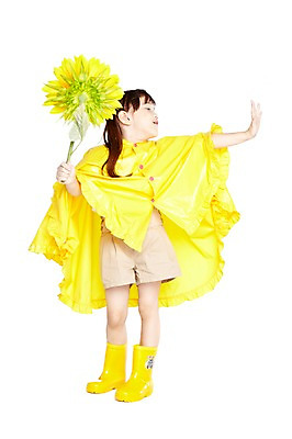 포토 JPG 스튜디오촬영 전신 외국인 식물 해외기획촬영 라이프스타일 응시 2012년태국 계절 여자 꽃 어린이라이프 어린이 포즈 날씨 해바라기 실내 장화 한명 서기 들기 누끼 사람 소녀 앞모습 여름 귀여움 유치원 유치원생 비 우비 장마 여자만 여자한명만 어린이만 소녀만 소녀한명만 국내포토 자연요소 1 시선 옷 교육 뷰포인트 신발 컨셉 모션 인종 내부 생활 비_날씨 파일형식