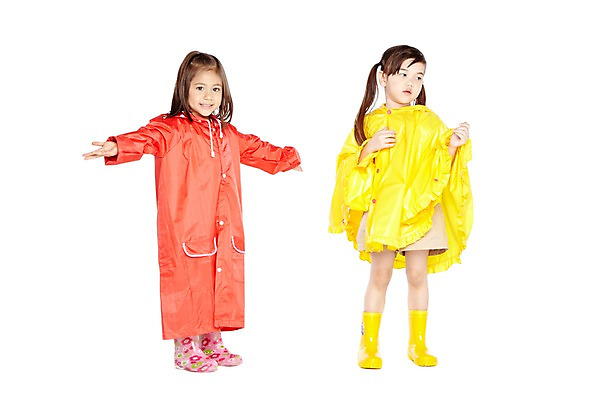 포토 JPG 스튜디오촬영 전신 외국인 해외기획촬영 라이프스타일 2012년태국 계절 여자 어린이라이프 어린이 포즈 팔벌리기 날씨 실내 장화 서기 미소 웃음 누끼 사람 소녀 두명 앞모습 여름 친구 귀여움 유치원 유치원생 비 우비 장마 여자만 어린이만 소녀만 국내포토 자연요소 옷 교육 뷰포인트 신발 컨셉 관계 모션 표정 인종 내부 생활 비_날씨 파일형식