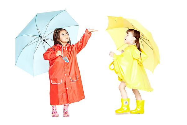 포토 JPG 스튜디오촬영 전신 외국인 해외기획촬영 라이프스타일 2012년태국 잡화 계절 여자 어린이라이프 어린이 우산 날씨 실내 장화 서기 들기 누끼 사람 손짓 소녀 두명 앞모습 옆모습 여름 친구 귀여움 유치원 유치원생 비 우비 장마 여자만 어린이만 소녀만 국내포토 자연요소 옷 교육 뷰포인트 신발 컨셉 관계 모션 인종 내부 생활 비_날씨 파일형식