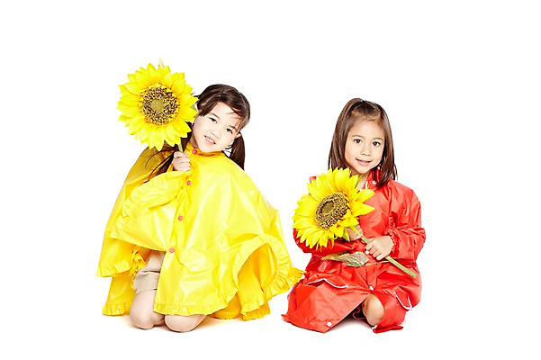 포토 JPG 스튜디오촬영 전신 외국인 식물 해외기획촬영 라이프스타일 2012년태국 계절 여자 꽃 어린이라이프 어린이 날씨 해바라기 실내 미소 웃음 들기 누끼 사람 앉기 소녀 두명 앞모습 여름 친구 귀여움 유치원 유치원생 비 무릎꿇기 우비 장마 여자만 어린이만 소녀만 국내포토 자연요소 옷 교육 뷰포인트 컨셉 관계 모션 표정 인종 내부 생활 비_날씨 파일형식