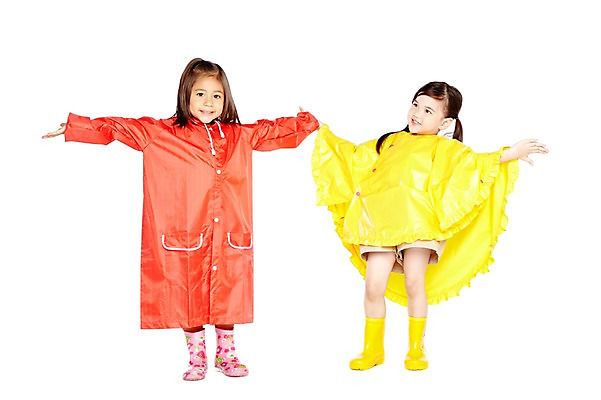 포토 JPG 스튜디오촬영 전신 외국인 해외기획촬영 라이프스타일 2012년태국 계절 여자 어린이라이프 어린이 포즈 팔벌리기 날씨 실내 장화 서기 미소 웃음 누끼 사람 소녀 두명 앞모습 여름 친구 귀여움 유치원 유치원생 비 우비 장마 여자만 어린이만 소녀만 국내포토 자연요소 옷 교육 뷰포인트 신발 컨셉 관계 모션 표정 인종 내부 생활 비_날씨 파일형식