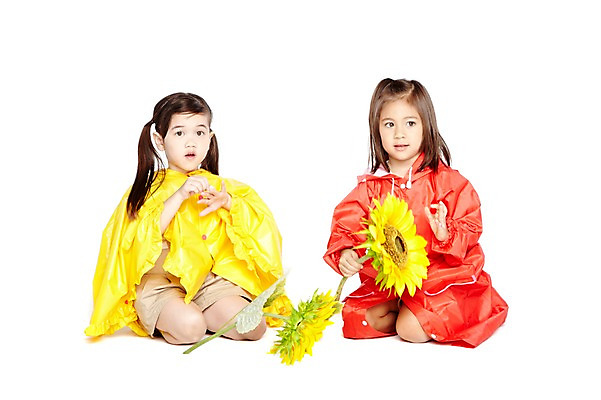 포토 JPG 스튜디오촬영 전신 외국인 식물 해외기획촬영 라이프스타일 2012년태국 계절 여자 꽃 어린이라이프 어린이 날씨 해바라기 실내 들기 누끼 사람 앉기 소녀 두명 앞모습 여름 친구 귀여움 유치원 유치원생 비 무릎꿇기 우비 장마 여자만 어린이만 소녀만 국내포토 자연요소 옷 교육 뷰포인트 컨셉 관계 모션 인종 내부 생활 비_날씨 파일형식