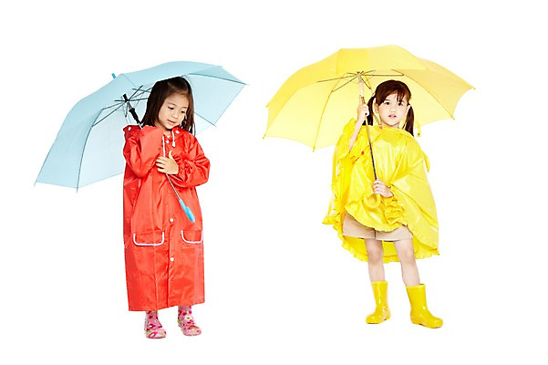 포토 JPG 스튜디오촬영 전신 외국인 해외기획촬영 라이프스타일 2012년태국 잡화 계절 여자 어린이라이프 어린이 우산 날씨 실내 장화 서기 들기 누끼 사람 소녀 두명 앞모습 여름 친구 귀여움 유치원 유치원생 비 우비 장마 여자만 어린이만 소녀만 국내포토 자연요소 옷 교육 뷰포인트 신발 컨셉 관계 모션 인종 내부 생활 비_날씨 파일형식