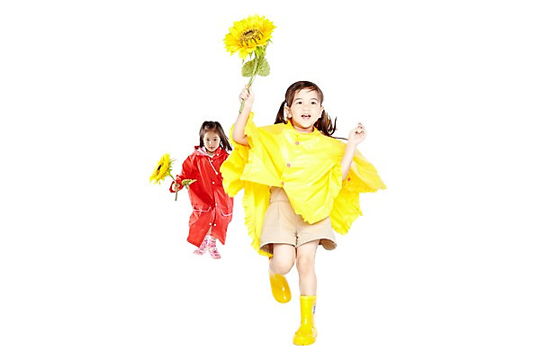 포토 JPG 스튜디오촬영 전신 외국인 식물 해외기획촬영 라이프스타일 2012년태국 계절 여자 꽃 어린이라이프 어린이 놀이 날씨 해바라기 실내 장화 미소 웃음 들기 누끼 사람 소녀 두명 앞모습 여름 친구 달리기 귀여움 유치원 유치원생 비 즐거움 우비 장마 여자만 어린이만 소녀만 국내포토 자연요소 옷 교육 감정 뷰포인트 신발 컨셉 관계 모션 표정 인종 내부 생활 비_날씨 파일형식