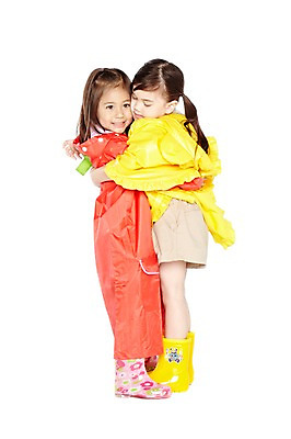 포토 JPG 스튜디오촬영 전신 외국인 해외기획촬영 라이프스타일 2012년태국 계절 여자 어린이라이프 어린이 안기 포옹 날씨 실내 장화 서기 미소 웃음 누끼 사람 소녀 두명 옆모습 여름 친구 마주보기 귀여움 우정 유치원 유치원생 비 우비 장마 여자만 어린이만 소녀만 국내포토 자연요소 옷 교육 뷰포인트 신발 컨셉 관계 모션 표정 인종 내부 생활 비_날씨 파일형식