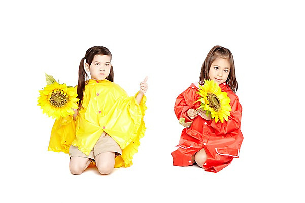 포토 JPG 스튜디오촬영 전신 외국인 식물 해외기획촬영 라이프스타일 2012년태국 계절 여자 꽃 어린이라이프 어린이 날씨 해바라기 실내 들기 누끼 사람 앉기 소녀 두명 앞모습 여름 친구 귀여움 유치원 유치원생 비 무릎꿇기 우비 장마 여자만 어린이만 소녀만 국내포토 자연요소 옷 교육 뷰포인트 컨셉 관계 모션 인종 내부 생활 비_날씨 파일형식