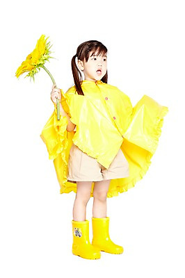 포토 JPG 스튜디오촬영 전신 외국인 식물 해외기획촬영 라이프스타일 응시 2012년태국 계절 여자 꽃 어린이라이프 어린이 날씨 해바라기 실내 장화 한명 서기 들기 누끼 사람 소녀 앞모습 여름 귀여움 유치원 유치원생 비 우비 장마 여자만 여자한명만 어린이만 소녀만 소녀한명만 국내포토 자연요소 1 시선 옷 교육 뷰포인트 신발 컨셉 모션 인종 내부 생활 비_날씨 파일형식