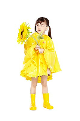포토 JPG 스튜디오촬영 전신 외국인 식물 해외기획촬영 라이프스타일 2012년태국 계절 여자 꽃 어린이라이프 어린이 날씨 해바라기 실내 장화 한명 서기 들기 누끼 사람 소녀 앞모습 여름 귀여움 유치원 유치원생 비 우비 장마 여자만 여자한명만 어린이만 소녀만 소녀한명만 국내포토 자연요소 1 옷 교육 뷰포인트 신발 컨셉 모션 인종 내부 생활 비_날씨 파일형식