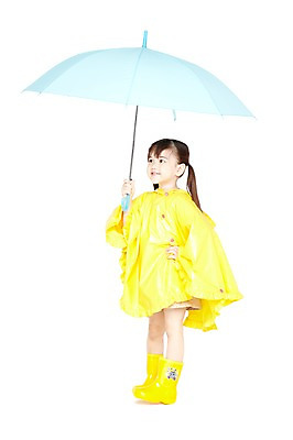 포토 JPG 스튜디오촬영 전신 외국인 해외기획촬영 라이프스타일 응시 2012년태국 잡화 계절 여자 어린이라이프 어린이 우산 날씨 실내 장화 한명 서기 미소 웃음 들기 누끼 사람 소녀 옆모습 여름 귀여움 유치원 유치원생 비 우비 장마 여자만 여자한명만 어린이만 소녀만 소녀한명만 국내포토 자연요소 1 시선 옷 교육 뷰포인트 신발 컨셉 모션 표정 인종 내부 생활 비_날씨 파일형식