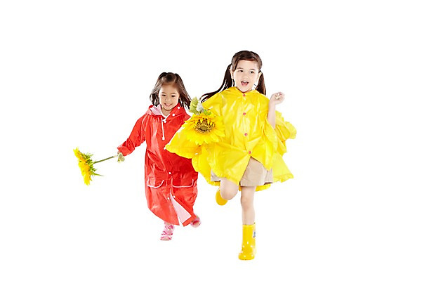 포토 JPG 스튜디오촬영 전신 외국인 식물 해외기획촬영 라이프스타일 2012년태국 계절 여자 꽃 어린이라이프 어린이 놀이 날씨 해바라기 실내 장화 미소 웃음 들기 누끼 사람 소녀 두명 앞모습 여름 친구 달리기 귀여움 유치원 유치원생 비 즐거움 우비 장마 여자만 어린이만 소녀만 국내포토 자연요소 옷 교육 감정 뷰포인트 신발 컨셉 관계 모션 표정 인종 내부 생활 비_날씨 파일형식