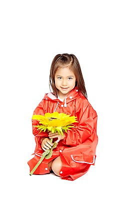 포토 JPG 스튜디오촬영 전신 외국인 식물 해외기획촬영 라이프스타일 2012년태국 계절 여자 꽃 어린이라이프 어린이 날씨 해바라기 실내 한명 미소 웃음 들기 누끼 사람 앉기 소녀 앞모습 여름 귀여움 유치원 유치원생 비 무릎꿇기 우비 장마 여자만 여자한명만 어린이만 소녀만 소녀한명만 국내포토 자연요소 1 옷 교육 뷰포인트 컨셉 모션 표정 인종 내부 생활 비_날씨 파일형식