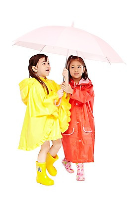 포토 JPG 스튜디오촬영 전신 외국인 해외기획촬영 라이프스타일 2012년태국 잡화 계절 여자 어린이라이프 어린이 우산 날씨 실내 장화 서기 들기 누끼 사람 소녀 두명 앞모습 여름 친구 귀여움 유치원 유치원생 비 우비 장마 여자만 어린이만 소녀만 국내포토 자연요소 옷 교육 뷰포인트 신발 컨셉 관계 모션 인종 내부 생활 비_날씨 파일형식