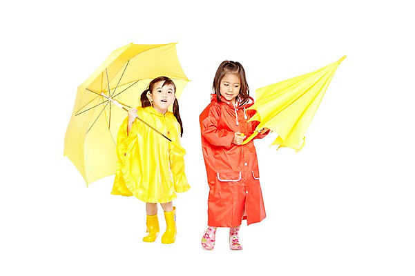 포토 JPG 스튜디오촬영 전신 외국인 해외기획촬영 라이프스타일 2012년태국 잡화 계절 여자 어린이라이프 어린이 우산 날씨 실내 장화 서기 미소 웃음 들기 누끼 사람 소녀 두명 앞모습 여름 친구 귀여움 유치원 유치원생 비 우비 장마 여자만 어린이만 소녀만 국내포토 자연요소 옷 교육 뷰포인트 신발 컨셉 관계 모션 표정 인종 내부 생활 비_날씨 파일형식