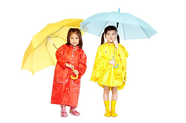 포토 JPG 스튜디오촬영 전신 외국인 해외기획촬영 라이프스타일 2012년태국 잡화 계절 여자 어린이라이프 어린이 우산 날씨 실내 장화 서기 미소 웃음 들기 누끼 사람 소녀 두명 앞모습 여름 친구 귀여움 유치원 유치원생 비 우비 장마 여자만 어린이만 소녀만 국내포토 자연요소 옷 교육 뷰포인트 신발 컨셉 관계 모션 표정 인종 내부 생활 비_날씨 파일형식