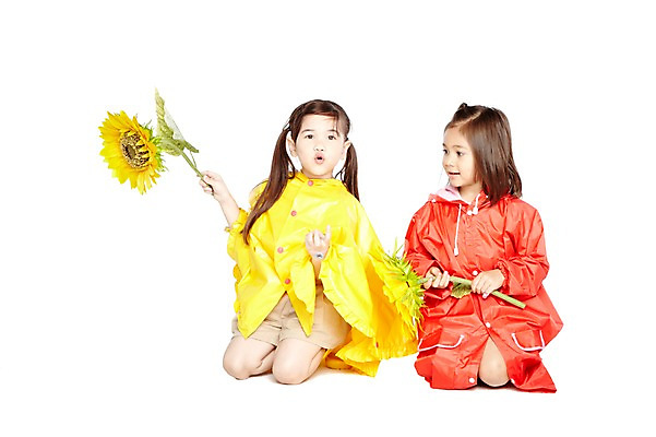 포토 JPG 스튜디오촬영 전신 외국인 식물 해외기획촬영 라이프스타일 2012년태국 계절 여자 꽃 어린이라이프 어린이 날씨 해바라기 실내 미소 웃음 들기 누끼 사람 앉기 소녀 두명 앞모습 여름 친구 귀여움 유치원 유치원생 비 무릎꿇기 우비 장마 여자만 어린이만 소녀만 국내포토 자연요소 옷 교육 뷰포인트 컨셉 관계 모션 표정 인종 내부 생활 비_날씨 파일형식