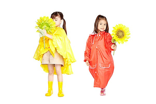 포토 JPG 스튜디오촬영 전신 외국인 식물 해외기획촬영 라이프스타일 2012년태국 계절 여자 꽃 어린이라이프 어린이 날씨 해바라기 실내 장화 서기 미소 웃음 들기 누끼 사람 소녀 두명 앞모습 여름 친구 귀여움 유치원 유치원생 비 우비 장마 여자만 어린이만 소녀만 국내포토 자연요소 옷 교육 뷰포인트 신발 컨셉 관계 모션 표정 인종 내부 생활 비_날씨 파일형식