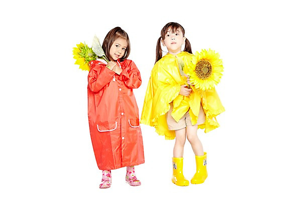 포토 JPG 스튜디오촬영 전신 외국인 식물 해외기획촬영 라이프스타일 2012년태국 계절 여자 꽃 어린이라이프 어린이 날씨 해바라기 실내 장화 서기 미소 웃음 들기 누끼 사람 소녀 두명 앞모습 여름 친구 귀여움 유치원 유치원생 비 우비 장마 여자만 어린이만 소녀만 국내포토 자연요소 옷 교육 뷰포인트 신발 컨셉 관계 모션 표정 인종 내부 생활 비_날씨 파일형식
