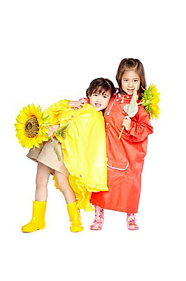 포토 JPG 스튜디오촬영 전신 외국인 식물 해외기획촬영 라이프스타일 2012년태국 계절 여자 꽃 어린이라이프 어린이 포즈 날씨 해바라기 실내 장화 서기 미소 웃음 들기 누끼 사람 소녀 두명 앞모습 여름 친구 귀여움 유치원 유치원생 비 우비 장마 여자만 어린이만 소녀만 국내포토 자연요소 옷 교육 뷰포인트 신발 컨셉 관계 모션 표정 인종 내부 생활 비_날씨 파일형식