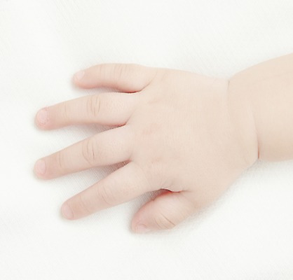 포토 JPG 스튜디오촬영 손 어린이라이프 신체 손가락 한손 실내 한명 사람 근접촬영 아웃포커스 신체부위 귀여움 아기 작음 아기만 국내포토 1 라이프스타일 어린이 뷰포인트 컨셉 촬영기법 내부 크기 파일형식