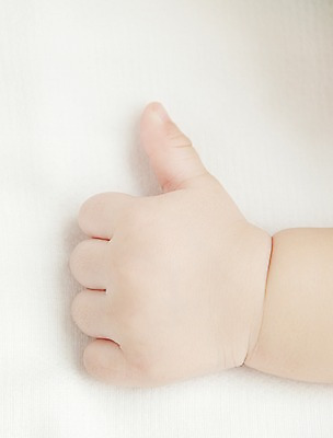 포토 JPG 스튜디오촬영 손 어린이라이프 신체 손가락 한손 실내 한명 사람 손짓 근접촬영 아웃포커스 신체부위 귀여움 엄지손가락 아기 최고 작음 아기만 국내포토 1 라이프스타일 어린이 뷰포인트 컨셉 모션 촬영기법 내부 크기 파일형식