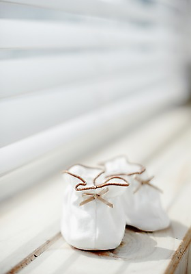 포토 JPG 스튜디오촬영 잡화 한쌍 생활용품 창문 양말 실내 틀 근접촬영 사람없음 아웃포커스 아기용품 블라인드 오브젝트 창틀 아기양말 국내포토 뷰포인트 촬영기법 내부 커튼 파일형식