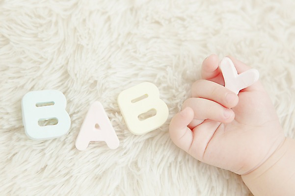 포토 JPG 스튜디오촬영 손 알파벳 영어 어린이라이프 신체 손가락 대문자 한손 실내 한명 사람 손짓 근접촬영 아웃포커스 신체부위 단어 수건 장난감 귀여움 아기 잡기 작음 아기만 국내포토 문자 1 라이프스타일 어린이 뷰포인트 컨셉 모션 촬영기법 내부 위생용품 크기 파일형식