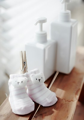 포토 JPG 스튜디오촬영 잡화 한쌍 생활용품 의자 창문 양말 실내 통 집게 근접촬영 사람없음 아웃포커스 빛 햇빛 반사 줄무늬 아기용품 블라인드 용기 오브젝트 나무의자 로션 아기양말 국내포토 그릇 뷰포인트 가구 무늬 촬영기법 내부 목재 태양 화장품 커튼 파일형식