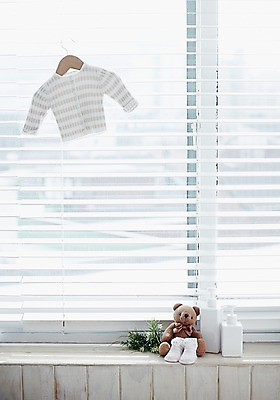 포토 JPG 스튜디오촬영 잡화 옷 인형 생활용품 상의 창문 양말 실내 틀 사람없음 장식 장난감 놀이용품 곰인형 아기용품 블라인드 용기 옷걸이 오브젝트 니트 창틀 로션 유아복 아기양말 국내포토 그릇 내부 화장품 커튼 파일형식