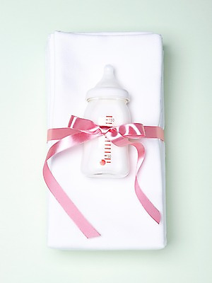 포토 JPG 스튜디오촬영 잡화 리본 생활용품 실내 통 선물 사람없음 아기용품 우유 끈 우유병 젖병 병 오브젝트 눈금 기저귀 분유 천기저귀 국내포토 식기 병_용기 유제품 내부 파일형식