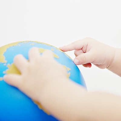 포토 JPG 스튜디오촬영 손 어린이라이프 지구 신체 손가락 실내 한명 사람 손짓 근접촬영 아웃포커스 신체부위 지구본 귀여움 양손 가리킴 아기 작음 아기만 국내포토 1 라이프스타일 어린이 뷰포인트 컨셉 모션 촬영기법 내부 크기 파일형식