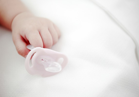 포토 JPG 스튜디오촬영 손 잡화 어린이라이프 신체 한손 실내 한명 들기 사람 근접촬영 아웃포커스 신체부위 장난감 귀여움 아기용품 아기 작음 노리개젖꼭지 아기만 국내포토 1 라이프스타일 어린이 뷰포인트 컨셉 모션 촬영기법 내부 크기 오브젝트 파일형식