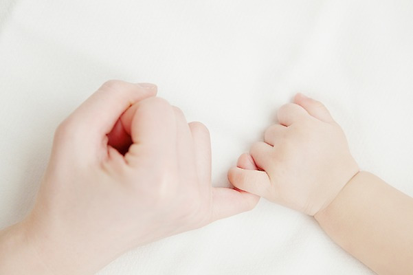 포토 JPG 스튜디오촬영 손 어린이라이프 신체 손가락 엄마 실내 사람 손짓 근접촬영 두명 아웃포커스 신체부위 믿음 자녀 아기 깍지 약속 국내포토 라이프스타일 감정 어린이 뷰포인트 가족 모션 촬영기법 내부 파일형식