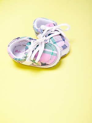 포토 1 신발 무늬 실내 내부 아기용품 오브젝트 파일형식 한켤레 아기신발 잡화 생활용품 사람없음 스튜디오촬영 JPG 국내포토 체크무늬 체크