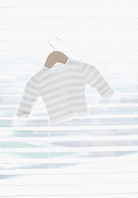 포토 JPG 스튜디오촬영 잡화 옷 생활용품 상의 창문 실내 사람없음 햇빛 반사 아기용품 블라인드 옷걸이 오브젝트 니트 유아복 국내포토 내부 태양 커튼 파일형식
