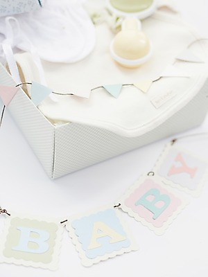 포토 JPG 스튜디오촬영 알파벳 영어 잡화 생활용품 대문자 실내 선물 근접촬영 사람없음 아웃포커스 선물상자 상자 장난감 놀이용품 아기용품 아기 오브젝트 딸랑이 턱받이 가랜드 손싸개 국내포토 문자 뷰포인트 촬영기법 사람 내부 파티용품 파일형식