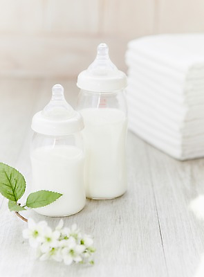 포토 JPG 스튜디오촬영 식물 잡화 꽃 생활용품 실내 통 근접촬영 사람없음 아웃포커스 장식 쌓기 아기용품 우유 우유병 젖병 병 오브젝트 기저귀 분유 천기저귀 국내포토 식기 뷰포인트 모션 병_용기 유제품 촬영기법 내부 파일형식