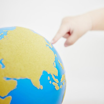 포토 JPG 스튜디오촬영 손 어린이라이프 지구 신체 한손 실내 한명 사람 손짓 근접촬영 아웃포커스 신체부위 지구본 귀여움 가리킴 아기 작음 아기만 국내포토 1 라이프스타일 어린이 뷰포인트 컨셉 모션 촬영기법 내부 크기 파일형식