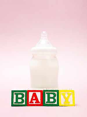 포토 JPG 스튜디오촬영 알파벳 영어 잡화 생활용품 대문자 실내 통 사람없음 단어 장난감 놀이용품 블록 아기용품 우유 아기 우유병 젖병 병 오브젝트 분유 국내포토 문자 식기 병_용기 유제품 사람 내부 파일형식