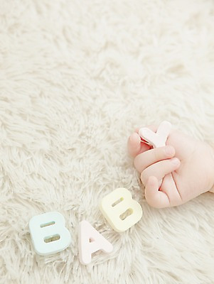 포토 JPG 스튜디오촬영 손 알파벳 영어 어린이라이프 신체 손가락 대문자 한손 실내 한명 사람 손짓 근접촬영 아웃포커스 신체부위 단어 수건 장난감 귀여움 아기 잡기 작음 아기만 국내포토 문자 1 라이프스타일 어린이 뷰포인트 컨셉 모션 촬영기법 내부 위생용품 크기 파일형식