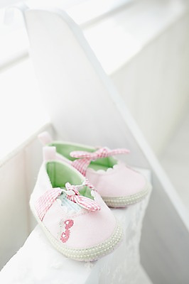 포토 JPG 스튜디오촬영 잡화 리본 생활용품 신발 사다리 실내 틀 사람없음 아기용품 오브젝트 한켤레 창틀 아기신발 국내포토 1 창문 내부 도구 파일형식