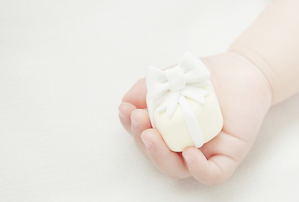 포토 JPG 스튜디오촬영 손 어린이라이프 리본 신체 손가락 한손 실내 한명 들기 사람 손짓 근접촬영 아웃포커스 신체부위 선물상자 상자 장난감 귀여움 아기 작음 점토 점토공예 아기만 국내포토 1 라이프스타일 어린이 뷰포인트 컨셉 모션 촬영기법 선물 내부 크기 공예 파일형식