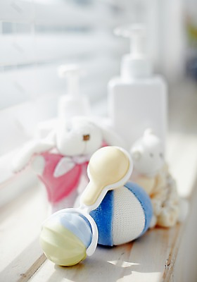 포토 JPG 스튜디오촬영 잡화 인형 생활용품 공 창문 실내 통 틀 근접촬영 사람없음 아웃포커스 장난감 햇빛 반사 놀이용품 곰인형 아기용품 블라인드 용기 오브젝트 창틀 로션 딸랑이 국내포토 그릇 뷰포인트 촬영기법 내부 태양 화장품 커튼 파일형식