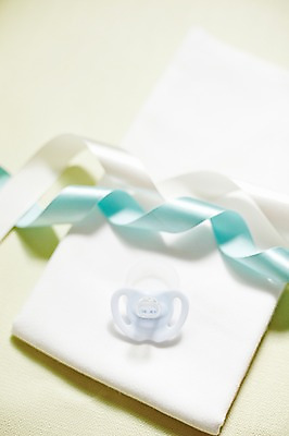 포토 JPG 스튜디오촬영 잡화 리본 생활용품 실내 근접촬영 사람없음 아웃포커스 장식 장난감 놀이용품 아기용품 끈 노리개젖꼭지 오브젝트 기저귀 천기저귀 국내포토 뷰포인트 촬영기법 내부 파일형식