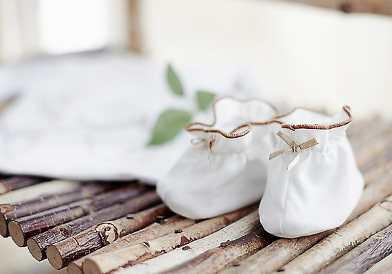 포토 JPG 스튜디오촬영 나무 식물 잡화 옷 한쌍 생활용품 잎 탁자 나뭇잎 양말 실내 근접촬영 사람없음 아웃포커스 아기용품 풀 오브젝트 배냇저고리 아기양말 국내포토 뷰포인트 가구 촬영기법 내부 파일형식