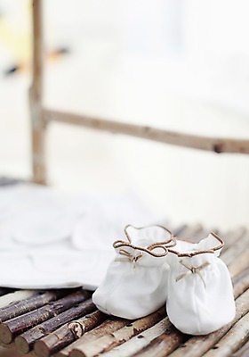 포토 JPG 스튜디오촬영 나무 잡화 옷 한쌍 생활용품 탁자 양말 실내 근접촬영 사람없음 아웃포커스 아기용품 오브젝트 배냇저고리 아기양말 국내포토 식물 뷰포인트 가구 촬영기법 내부 파일형식