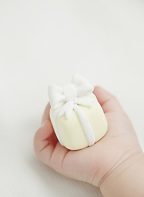 포토 JPG 스튜디오촬영 손 어린이라이프 리본 신체 손가락 한손 실내 한명 들기 사람 손짓 근접촬영 아웃포커스 신체부위 선물상자 상자 장난감 귀여움 아기 작음 점토 점토공예 아기만 국내포토 1 라이프스타일 어린이 뷰포인트 컨셉 모션 촬영기법 선물 내부 크기 공예 파일형식